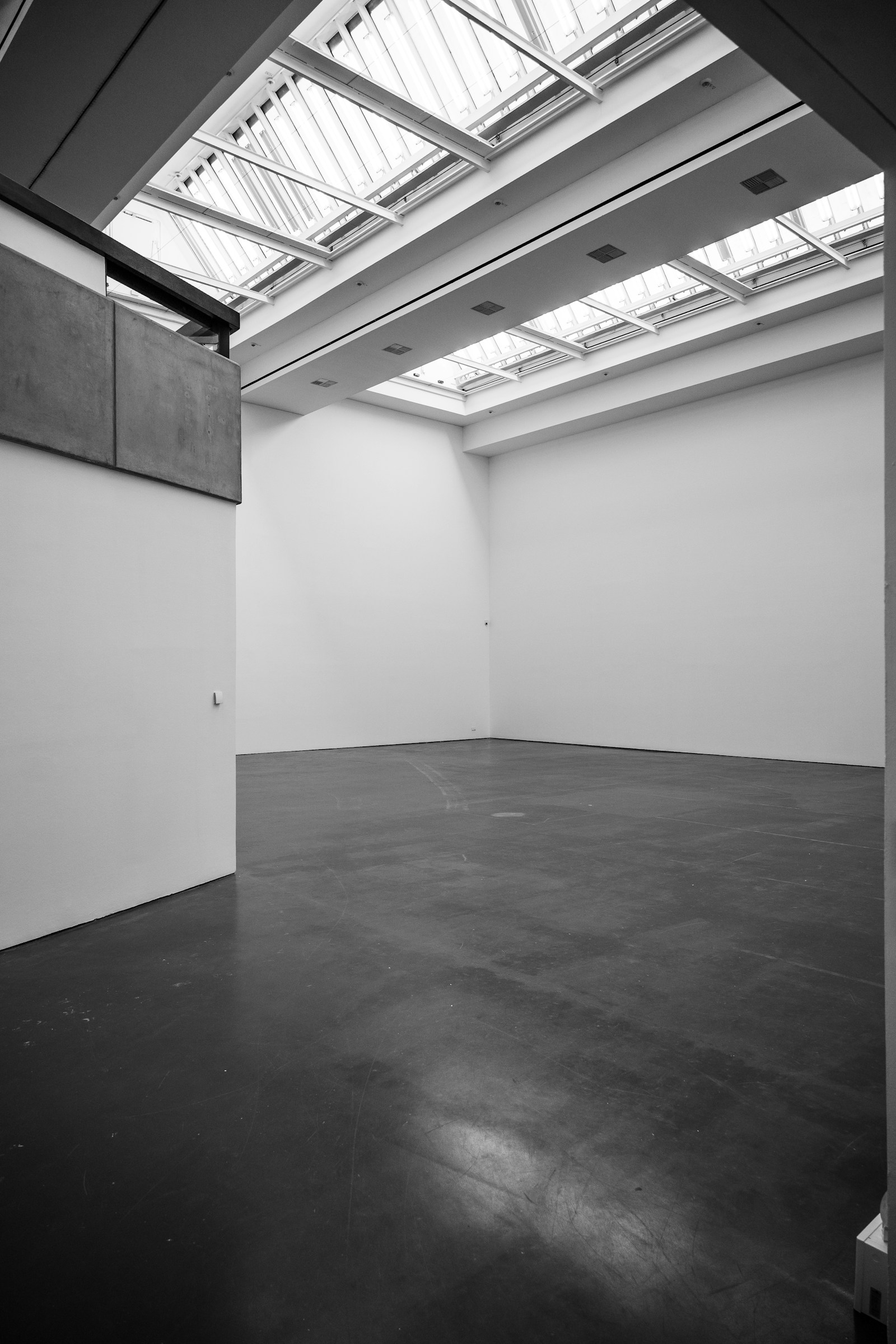 Lichtdurchfluteter moderner Galerieraum
