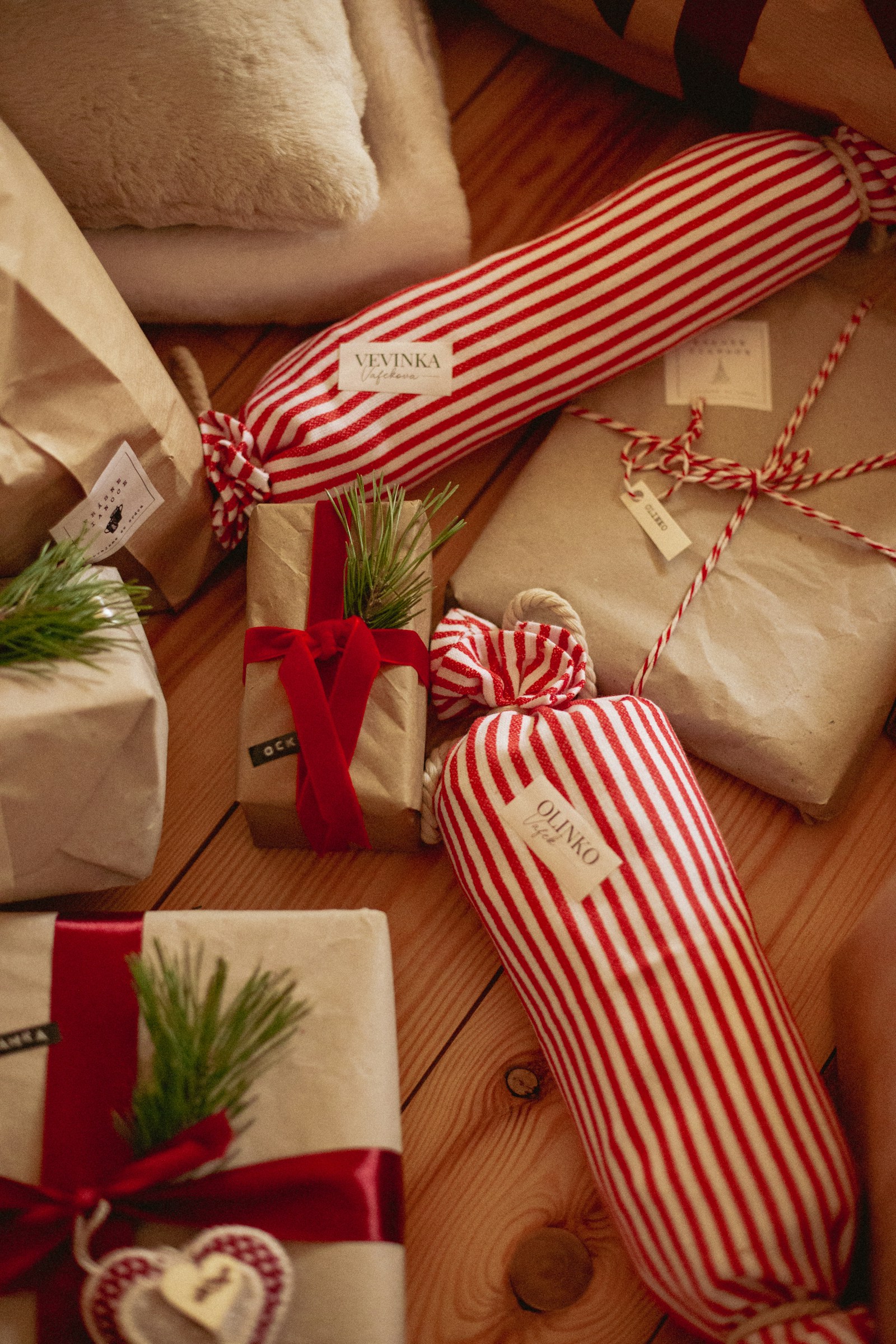 Weihnachtsgeschenke mit roten Schleifen und Tannenzweigen